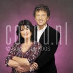 13-10-2004 Robert ten Brink en Roos ten Brink at studio in Amsterdam, by order of  TROS. Oktober 13, 2004

[keywords]Posed, Half Length, Smiling[/keywords]